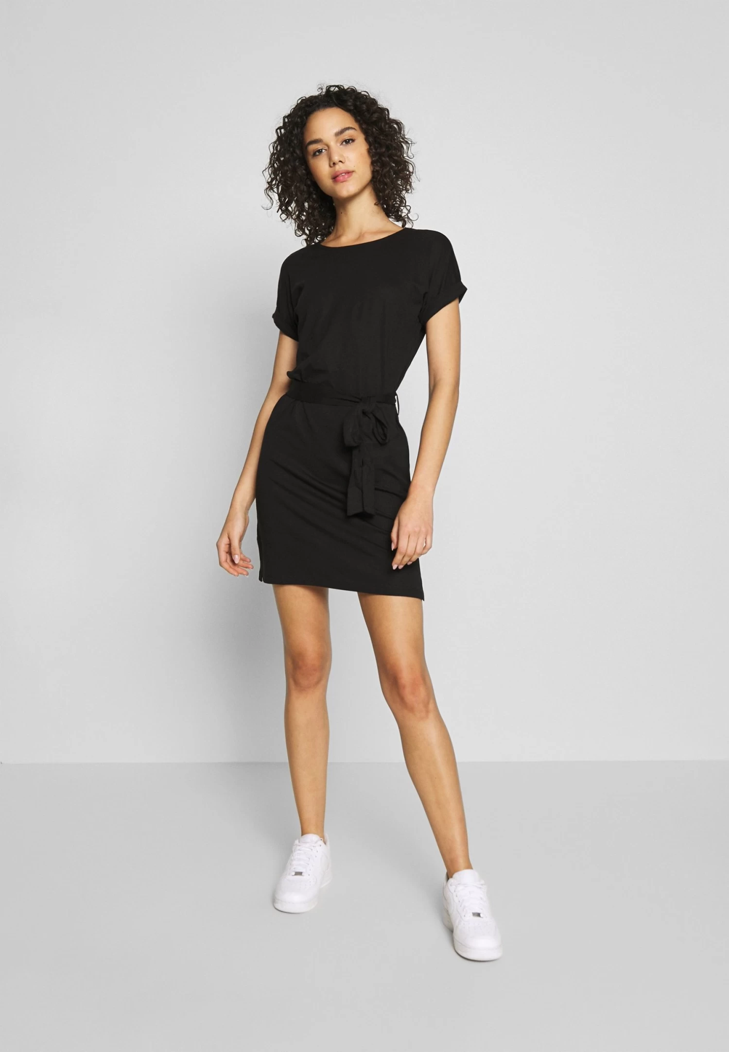 Even&Odd Basic Short Sleeves Mini Belted Dress - Jerseyjurk - Black/Black 4 Even&Odd Basic Short Sleeves Mini Belted Dress - Jerseyjurk - Black/Black - Afbeelding 2