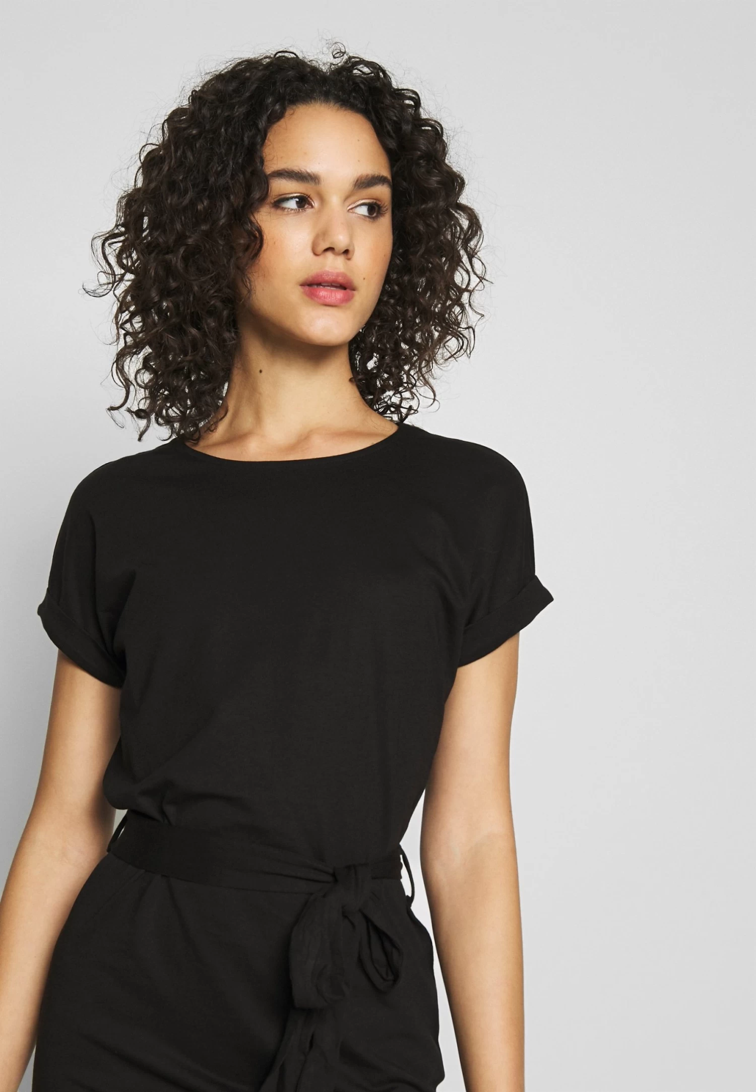 Even&Odd Basic Short Sleeves Mini Belted Dress - Jerseyjurk - Black/Black 6 Even&Odd Basic Short Sleeves Mini Belted Dress - Jerseyjurk - Black/Black - Afbeelding 4